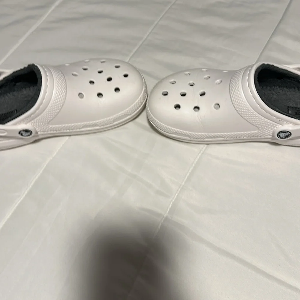Fleece lined crocs size 7W/5M - Picture 6 of 6